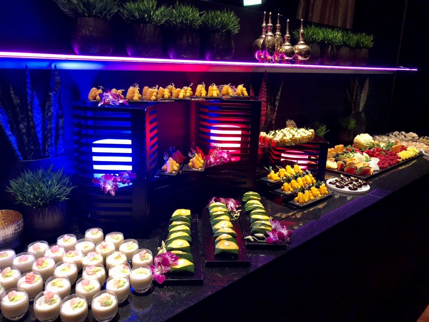 Dessertbuffet mit Lichtakzenten und kunstvollen Anrichten