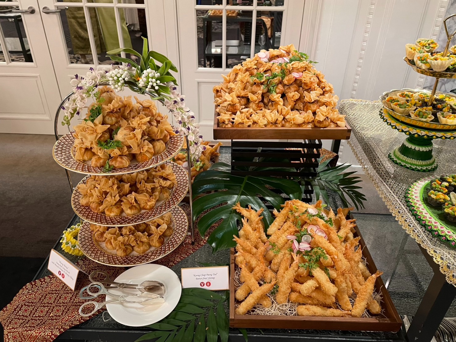 Fingerfood-Türme mit frittierten Thai Spezialitäten