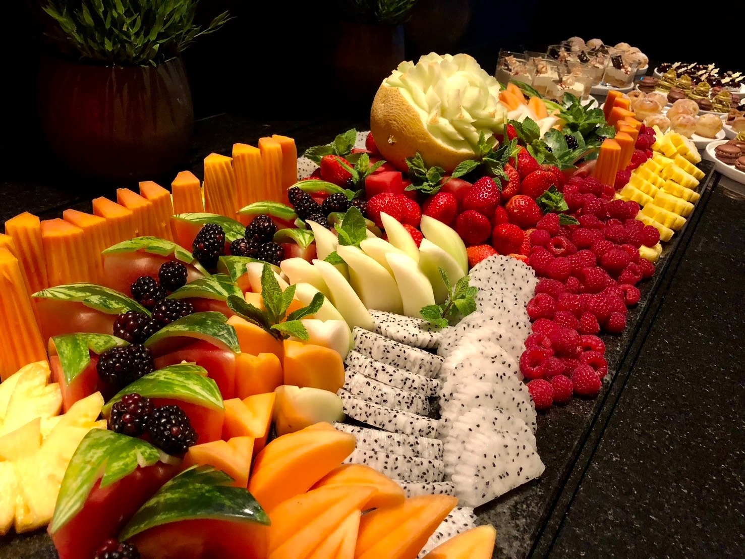 Frisches Obst Buffet mit Beeren und Melonen